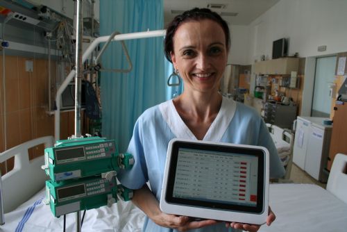 Foto: Fakultní nemocnice začíná využívat u lůžek pacientů nové technologie, sestrám pomůžou tablety