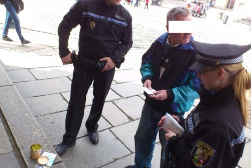 Foto: Falešný výběrčí zase řádil na plzeňském náměstí 