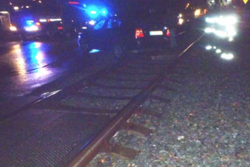Foto: Hasiči v Rokycanech vyprošťovali auto uvízlé na železničním přejezdu