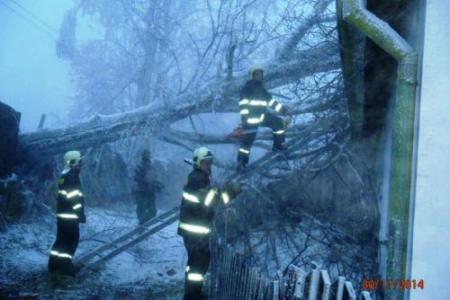 Foto: Kvůli sněhu zasahovali hasiči v kraji více než šedesátkrát, stromy padaly na auta i koleje