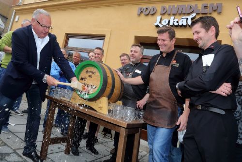 Foto: Hoši děkujeme. Plzeňský pivovar poděkoval českým hokejistům speciálním sudem