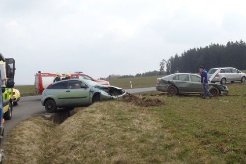 Foto: Jedno auto u Labutě skončilo v poli, druhé nad příkopem