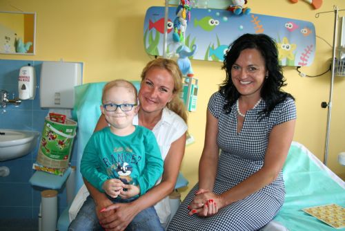 Foto: Kapka naděje předala dary Dětské klinice Fakultní nemocnice v Plzni