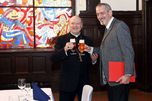 Foto: Kardinál Ravasi přivezl Prazdroji poděkování za velikonoční pivo