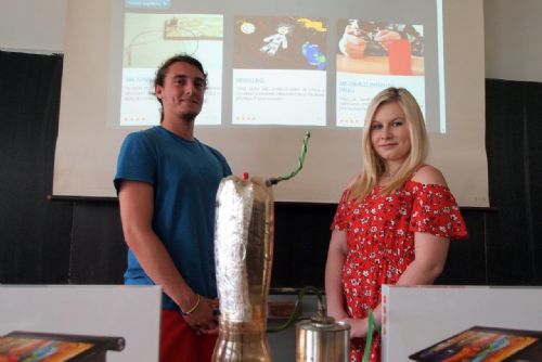 Foto: Kristýna Bulínová a René Jirmus z Klatov vyhráli moderní tablety ve fyzikální soutěži Vím proč 