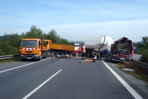 Foto: Kvůli nehodě třech nákladních aut zkolabovala doprava na D5 i tzv. staré plzeňské, silničář je vážně zraněn 