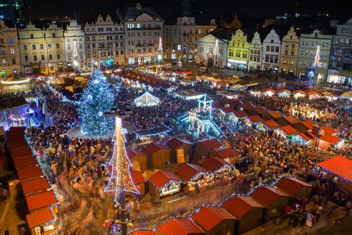 Foto: Plzeňské náměstí letos ozdobí pětačtyřicetiletý vánoční smrk