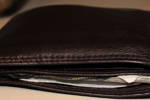 Foto: Mladík v Bělé ukradl ze sedačky v autě peněženku se 40 tisíci