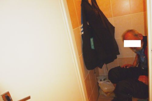 Foto: Muž se zavřel na toaletě na poliklinice a sušil si tam oblečení