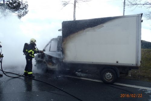 Foto: Na Bukováku hořela dodávka, řidič stačil vystoupit