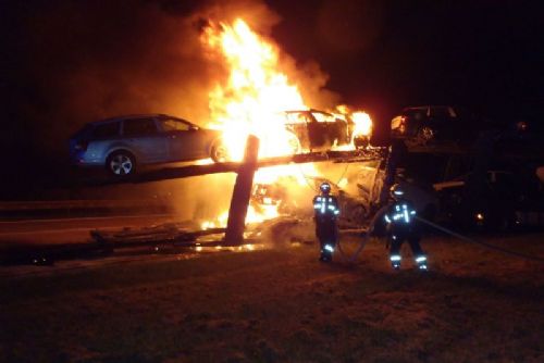 Foto: Na D5 hořel kamion s auty, škoda čtyři miliony