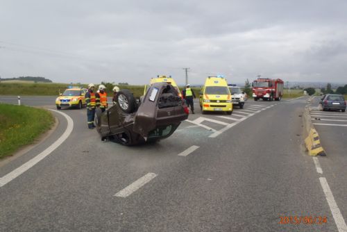 Foto: Na křižovatce do Letkova bourala dvě auta, dvě zranění
