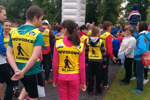 Foto: Nadace Leontinka na RunTour v Plzni. Běží 12 nevidomých 