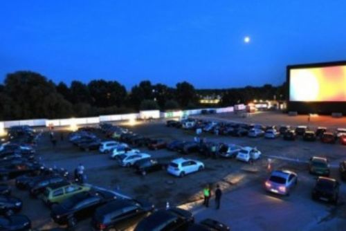 Foto: Návštěvnost autokina v Plzni převyšuje návštěvnost kin