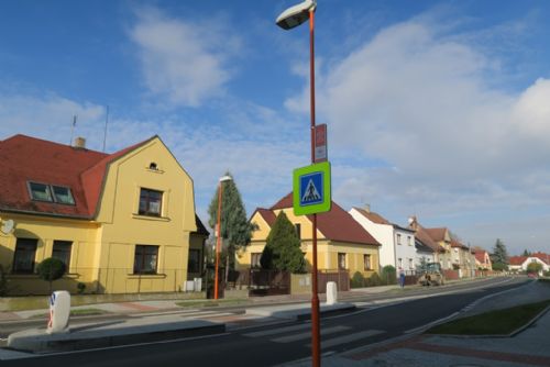 Foto: Nový osvětlený přechod u školy zvyšuje dopravní bezpečnost v Lužanech