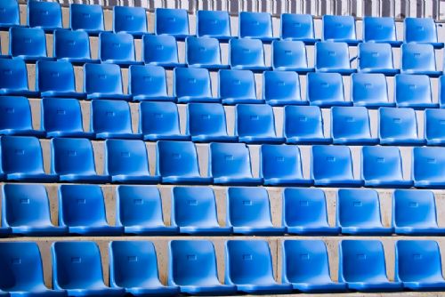 Foto: O demontované sedačky z fotbalového stadionu Viktorky mají zájem sportovní kluby  
