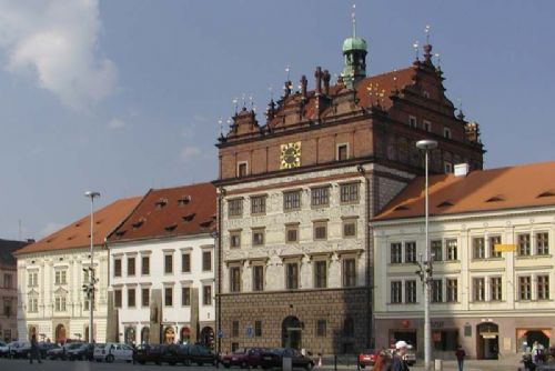 Foto: Plzeň chce uvolnit 300 tisíc na kamenné portály domu na náměstí Republiky   