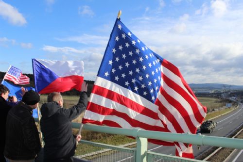 Foto: Konvoj armády USA je málo, Česko by mělo příslušnost k NATO vyjádřit silněji