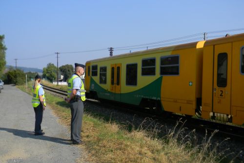 Foto: Policisté dohlíželi na kolejiště a železniční přejezdy 