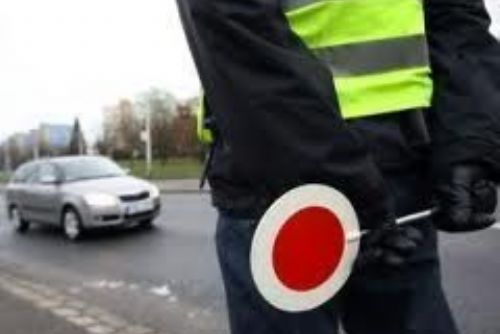 Foto: Policisté kontrolovali, jak řidiči v Plzni projíždějí křižovatkami