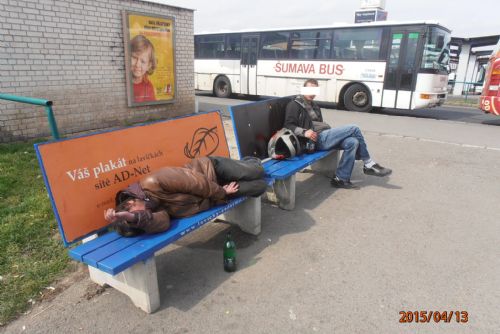 Foto: Pomočený muž ležel v Plzni na autobusáku, lavička zapáchala