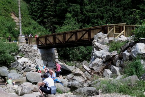 Foto: Přes Vydru na Antýglu přejdou turisté po novém mostku 