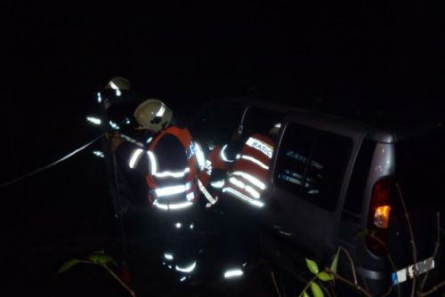 Foto: Při nehodě u Oselců pomáhali hasiči ženám z havarovaných aut po žebříku 