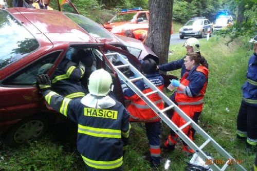 Foto: Při nehodě u Přimdy museli hasiči řidiče vyprošťovat