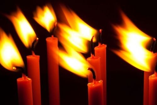 Foto: Primátor píše kondolenci, Francouzská aliance zapaluje svíčky