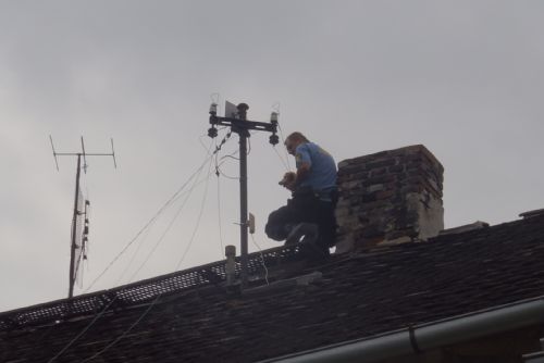 Foto: Psovi museli ze střechy pomoci strážníci