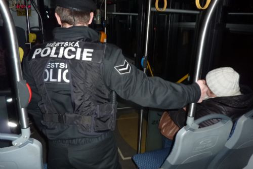 Foto: Revizoři a strážníci kontrolovali v Plzni společně černé pasažéry 