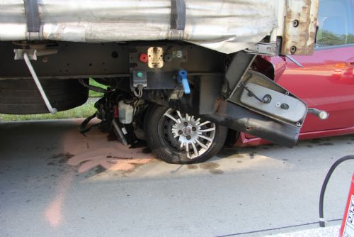 Foto: Řidič auta po střetu s kamionem vstoupil na D5 pod autobus. Nehodu nepřežil 