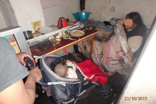 Foto: Rok a půl starý chlapeček bydlel v plzeňském sklepě plném stříkaček
