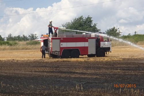 Foto: Sedm jednotek hasičů bojovalo s požárem pole