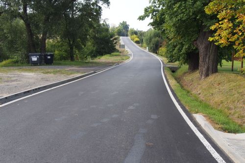 Foto: Silnice mezi Kostelcem a Ostrovem u Stříbra je po rekonstrukci otevřená