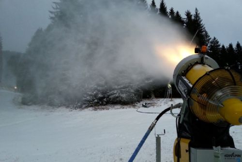 Foto: Špičák znovu zasněžuje, brzy chce otevřít lyžařům