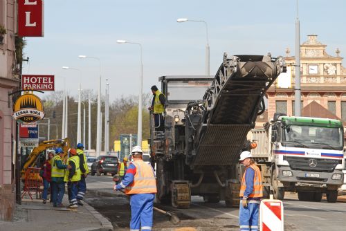 Foto: Stavební stroje začaly s rekonstrukcí Borské ulice v Plzni, doprava v místě je omezena 