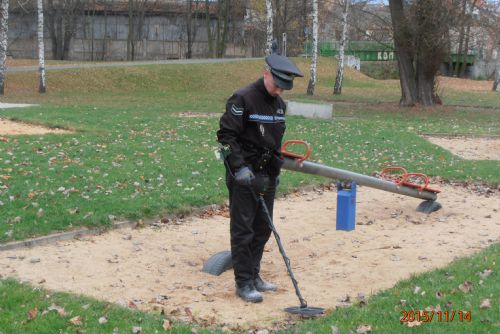 Foto: Strážníci v Plzni kontrolují pískoviště, našli injekční stříkačku