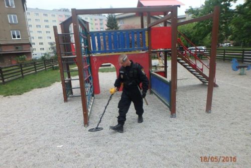 Foto: Strážníci zkontrolovali dětská hřiště na Slovanech, našli drátky, klíče i lžíci 