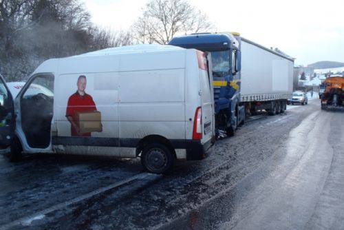 Foto: Střet dodávky s kamionem u Horažďovic má na svědomí ledovka 