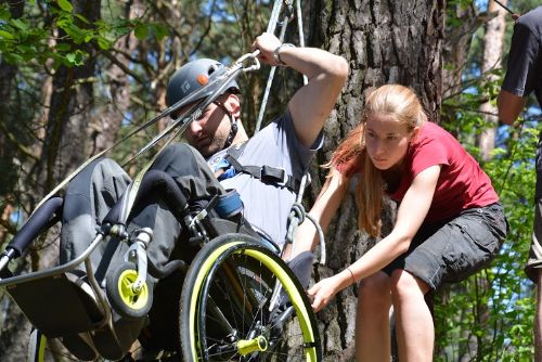 Foto: Studenti plzeňských gymnázií trénují s vozíčkářem na cestu do Himálaje 