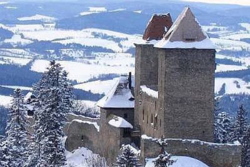 Foto: Šumavský hrad Kašperk od pondělka otevírá brány. Zjistíte, jaké byly zimy ve středověku 