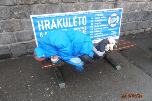 Foto: Tachovan neměl na vlak, strážníci a charita mu pomohli z Plzně domů 
