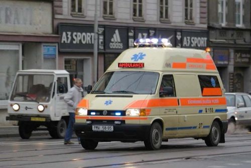 Foto: Sanitka se zapnutým majákem bourala v Plzni na křižovatce
