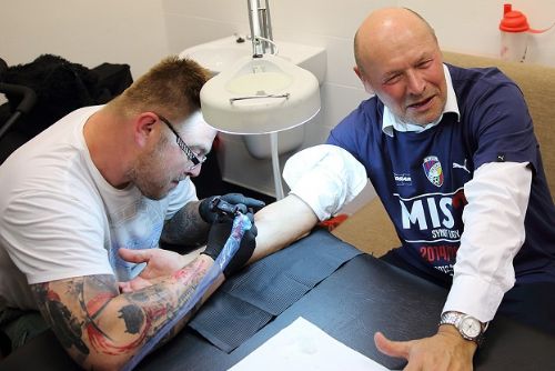 Foto: Trenér Koubek si užil mistrovský večer s čerstvým tetováním 