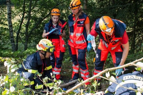 Foto: Týmy záchranářů z Fakulty zdravotnických studií bodovaly na Šumavě v Plzeňském poháru záchranářů 