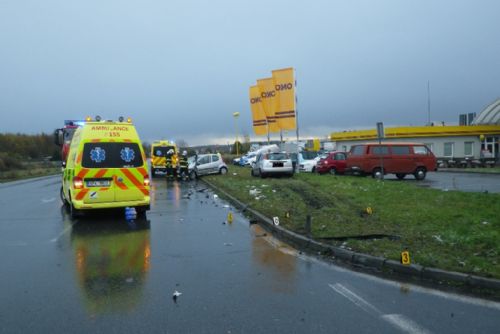 Foto: U benzinky u Nýřan bourala auta, dvě zranění   