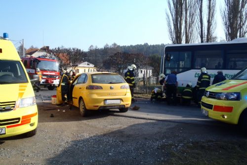 Foto: U Bučí boural autobus s autem, čtyři zranění