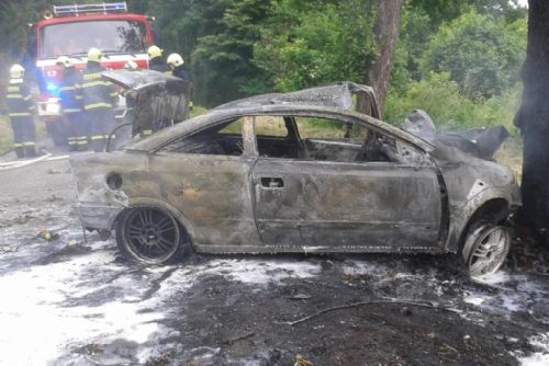 Foto: U Horažďovic naboural řidič do stromu, v autě uhořel 