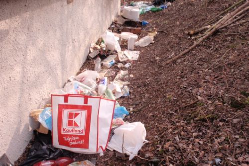 Foto: U Litické přehrady bydlí dva muži v hromadě odpadků